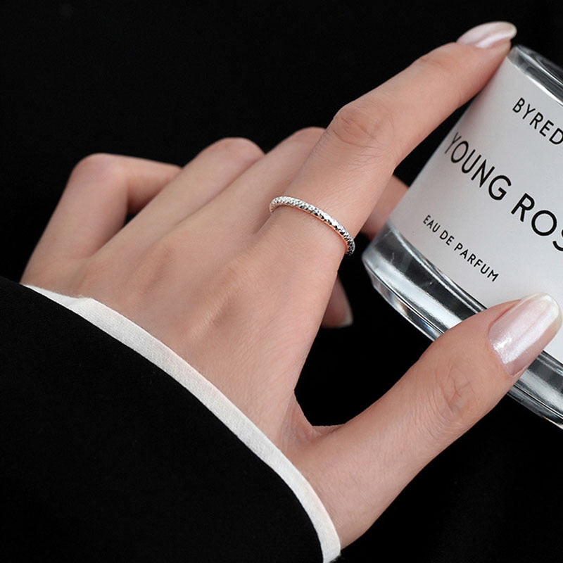 Damen zierlicher Ring mit prismatischer Oberfläche Shop Nory