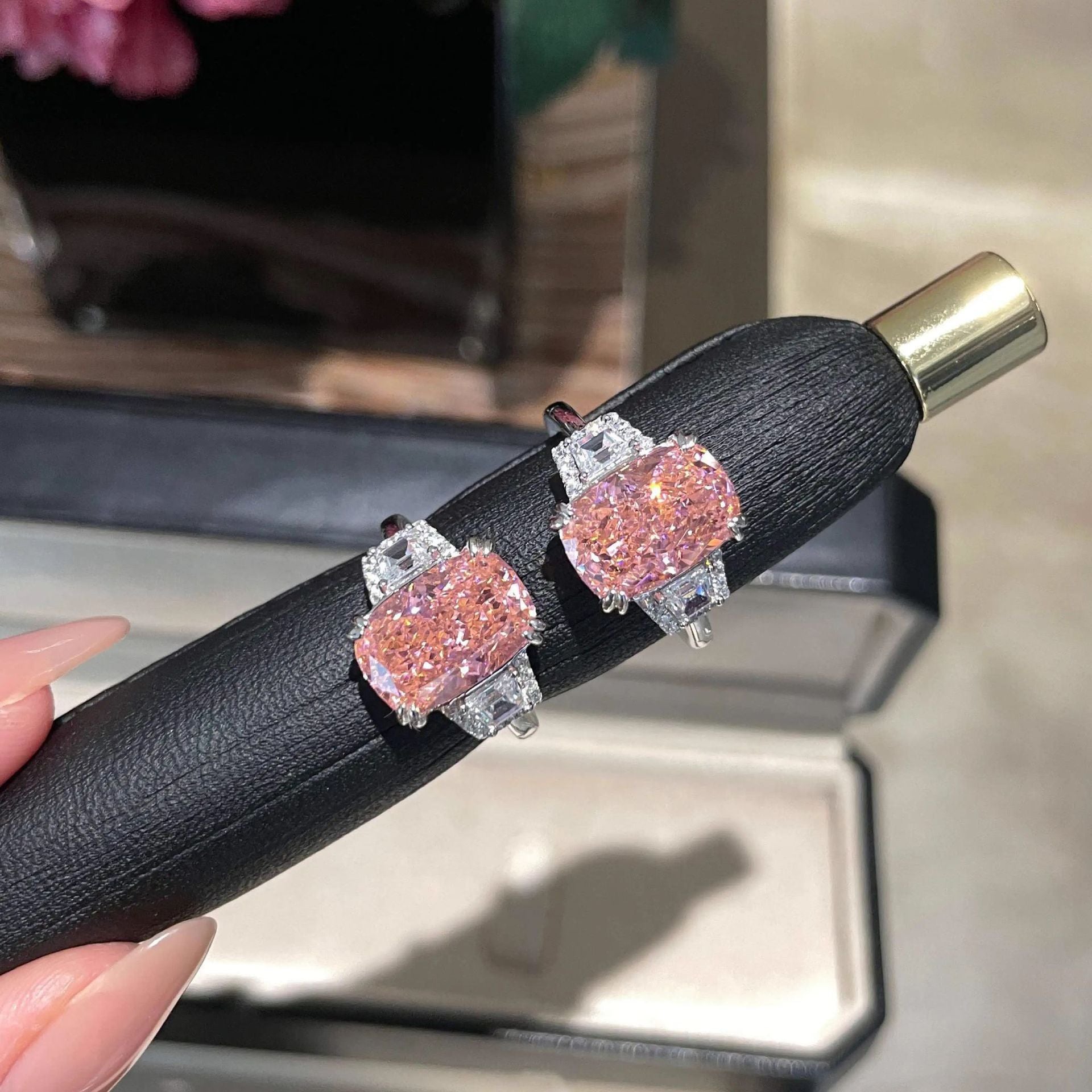 Damenring mit facettiertem, strahlendem Edelstein und filigranem Zirkonia-Besatz Shop Nory