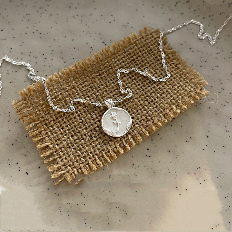 Damen Elegante und filigrane Halskette mit graviertem Anhänger Shop Nory