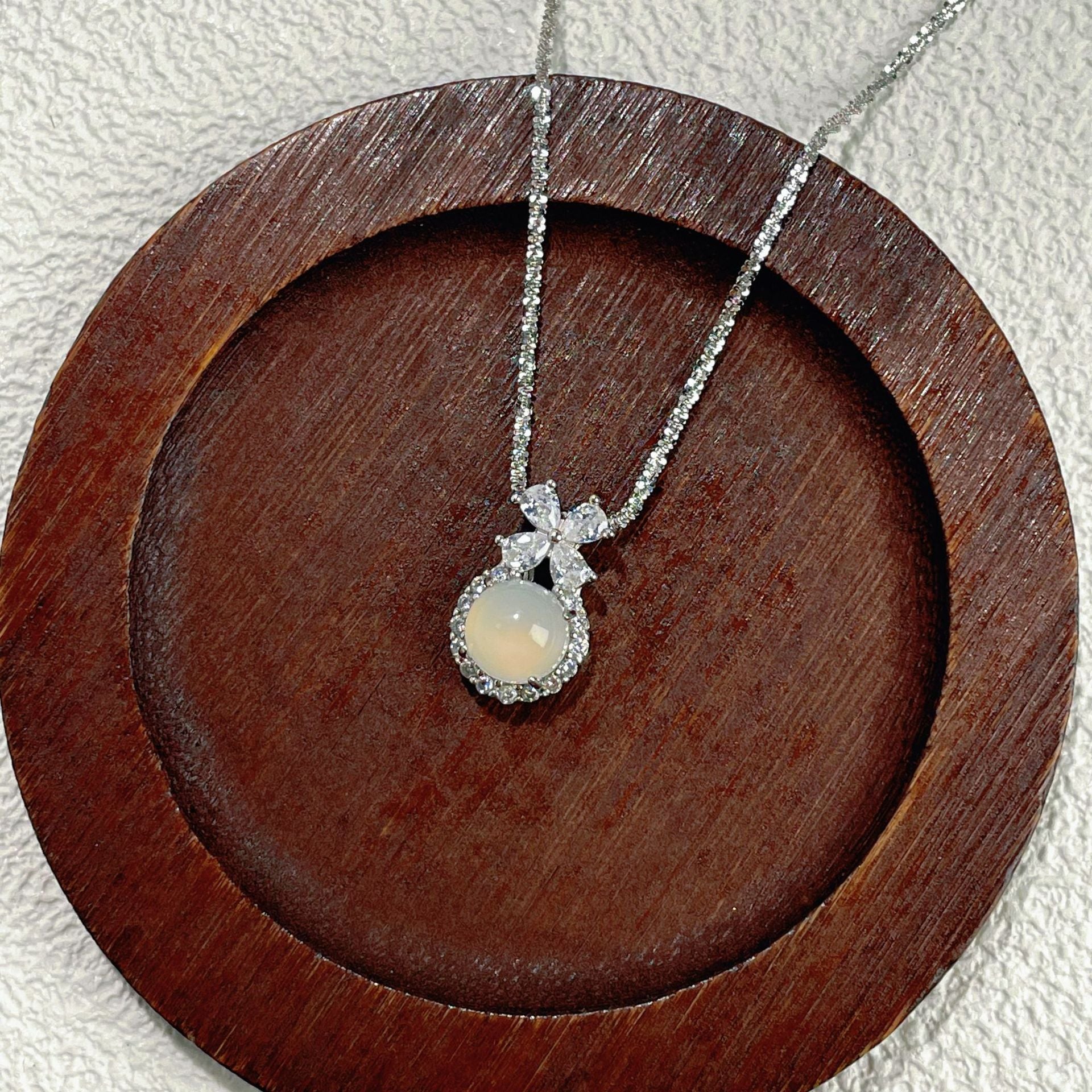 Damen elegante Halskette mit funkelndem Anhänger aus Halbedelstein Shop Nory