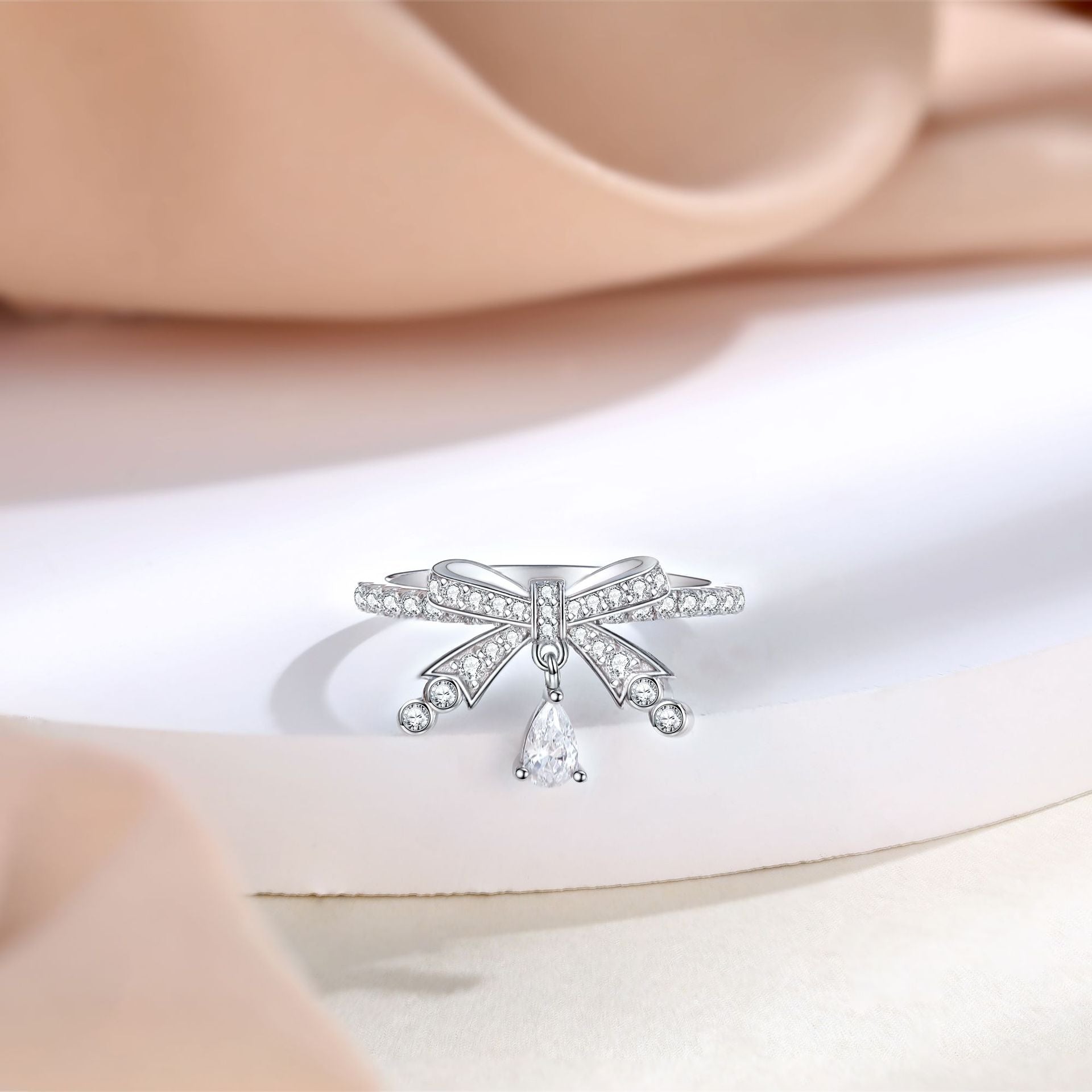 Damenring mit elegantem Schleifenmotiv und funkelnden Zirkonia-Steinen Shop Nory