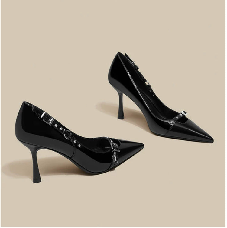 Damen Spitz zulaufende Lackpumps mit schmalem Stiletto und Zierdetail Shop Nory
