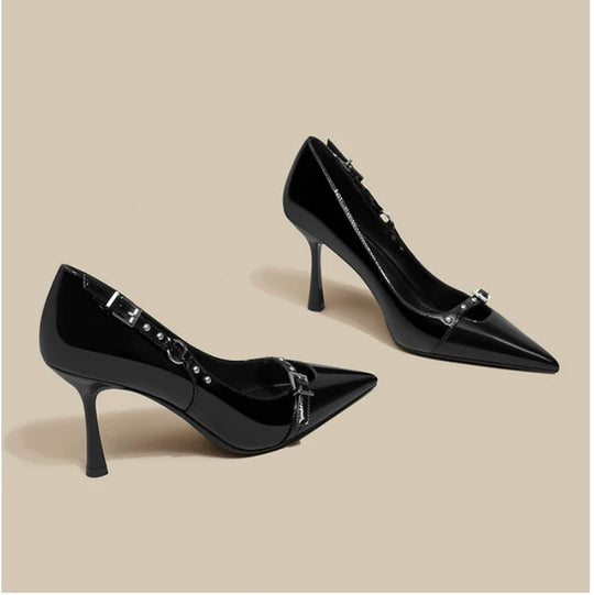 Damen Spitz zulaufende Lackpumps mit schmalem Stiletto und Zierdetail Shop Nory