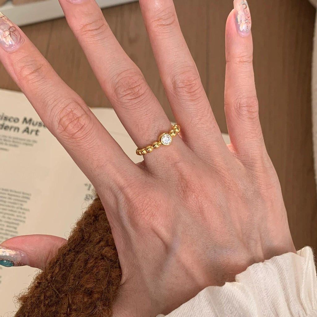 Damen Ring mit funkelnden Zirkonia-Details und elegantem Kugeldesign Shop Nory
