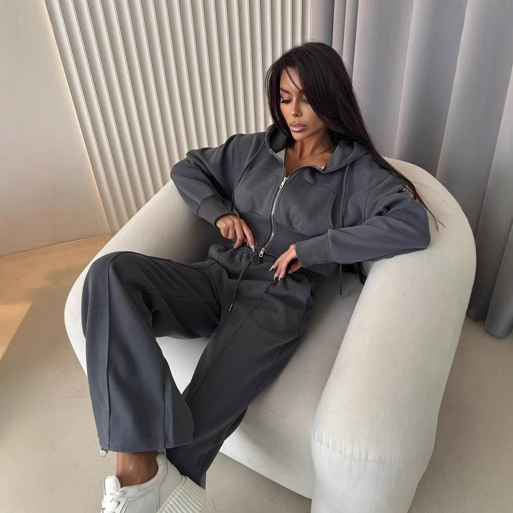 Damen sportliches Set aus cropped Kapuzenjacke und bequemen, lockeren Sporthosen