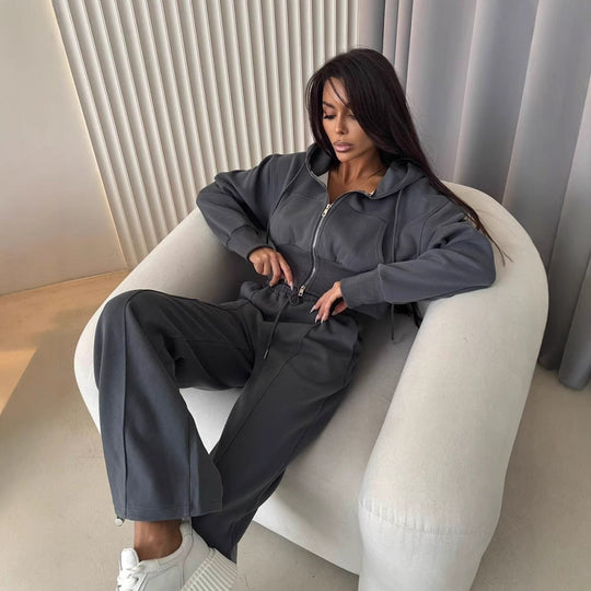 Damen sportliches Set aus cropped Kapuzenjacke und bequemen, lockeren Sporthosen