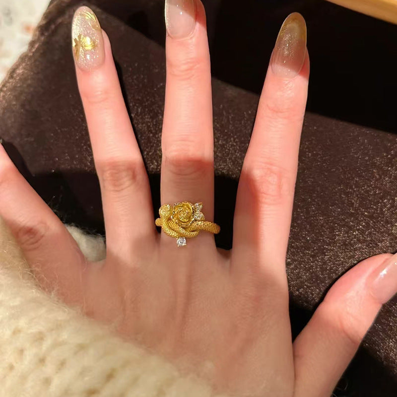 Damenring mit kunstvollem Rosendesign und funkelnden Zirkonia Shop Nory