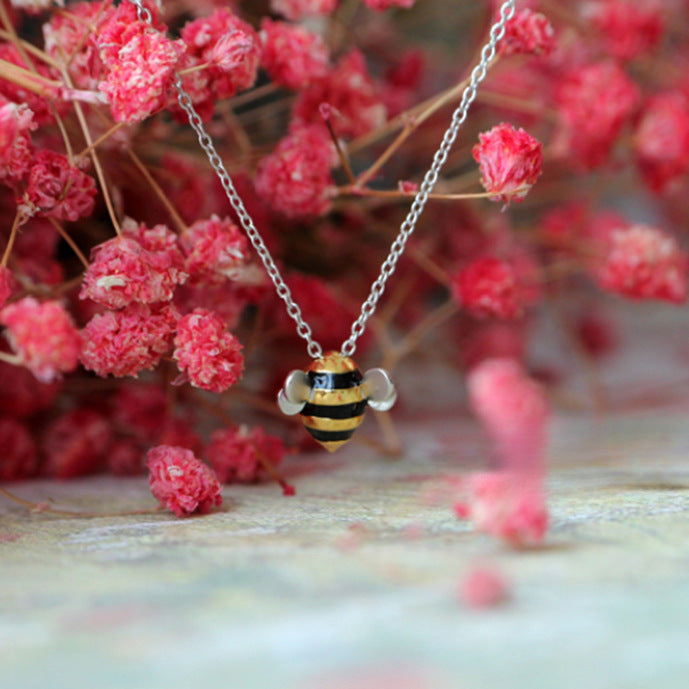 Damen Halskette mit charmantem Bienenmotiv und filigranem Anhänger Shop Nory