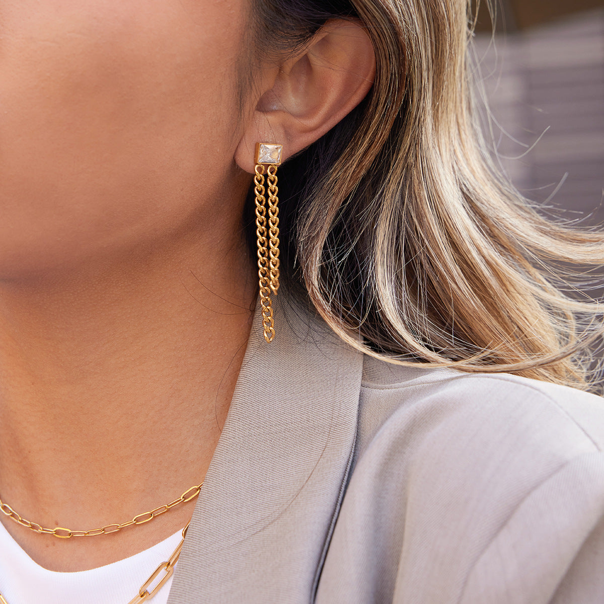 Damen Ohrhänger mit funkelndem Kristall und modernen Kettendetails Shop Nory