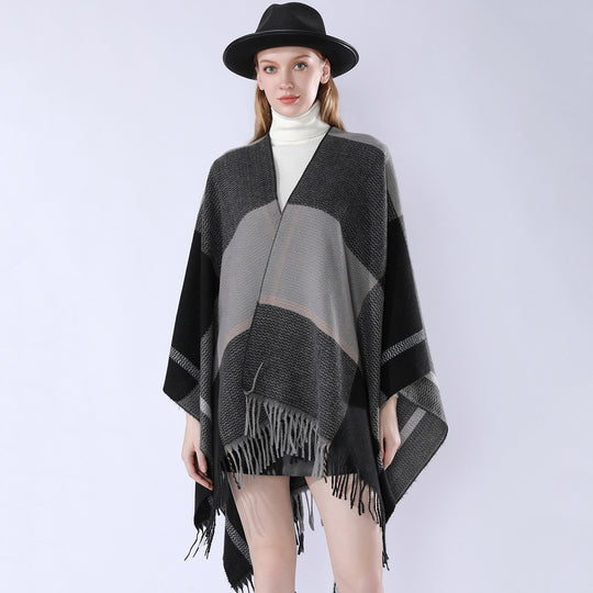 Damen Oversize-Capeponcho aus strukturierter Strickmischung mit V‑Ausschnitt, Karomuster und Fransen Shop Nory