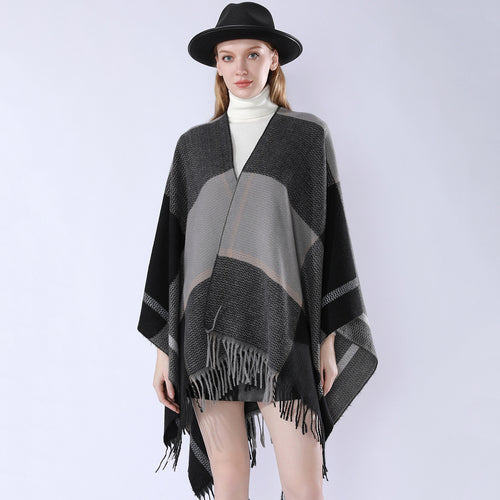 Damen Oversize-Capeponcho aus strukturierter Strickmischung mit V‑Ausschnitt, Karomuster und Fransen Shop Nory