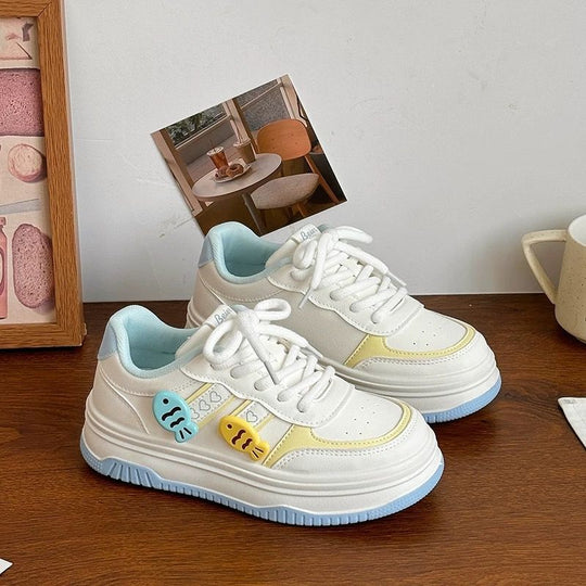 Damen Plateausneaker mit dekorativen Fisch‑Charms und gepolstertem Komfortfußbett Shop Nory