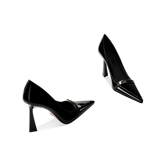 Damen Spitz zulaufende Lack‑Pumps mit skulptiertem Fersenprofil und Schmuckspange Shop Nory