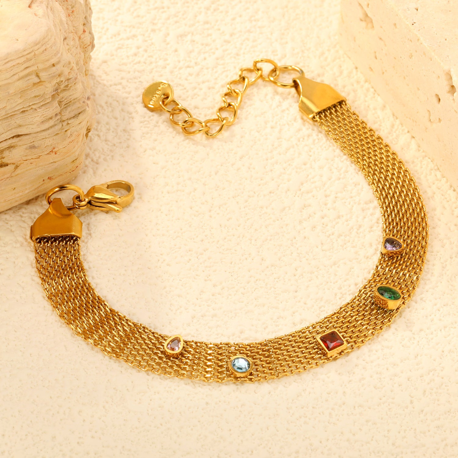 Damen Armkettchen mit funkelnden Schmucksteinen und feiner Gliederstruktur Shop Nory