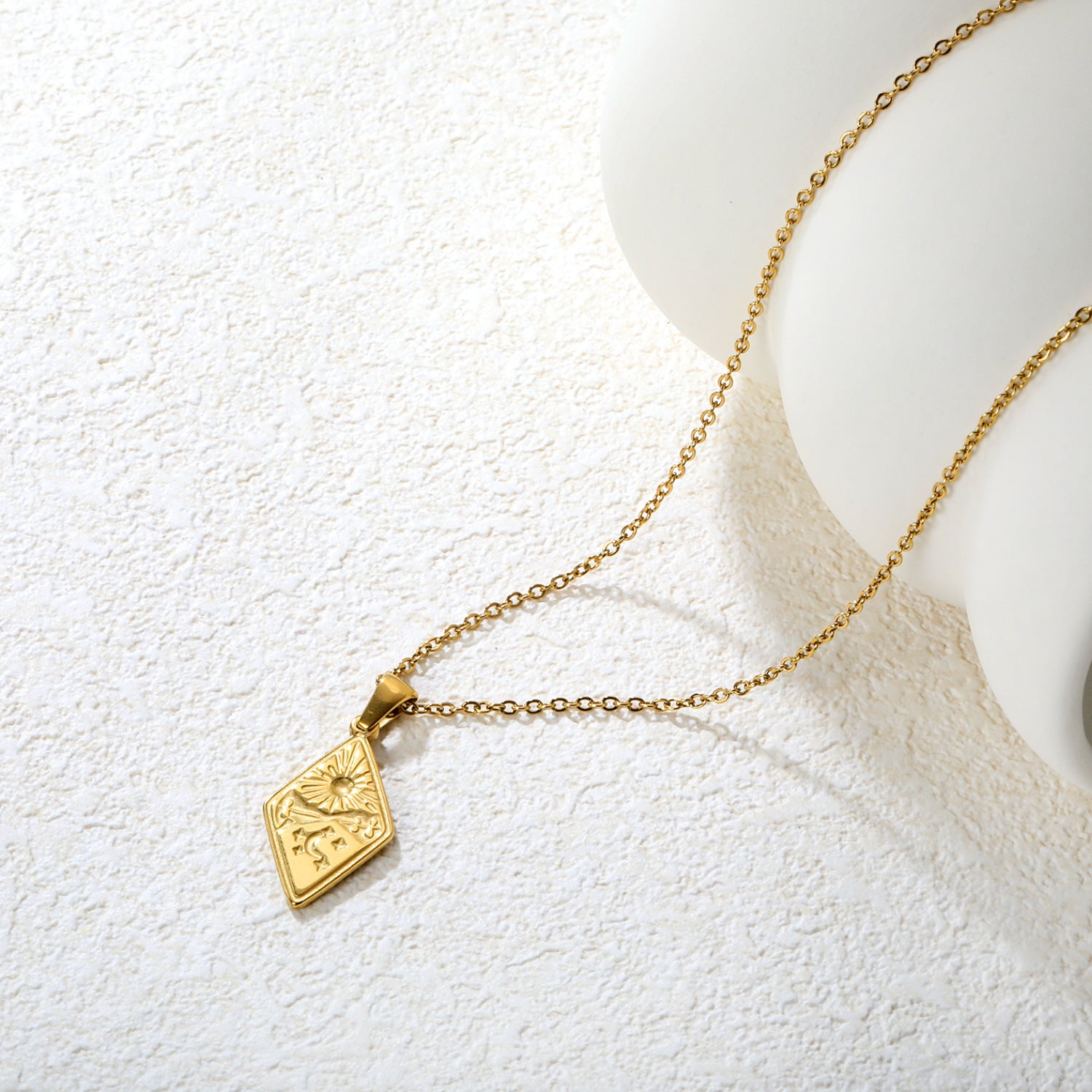 Damen Halskette mit romantischem, geometrischem Anhänger und anpassbarer Kettenlänge Shop Nory