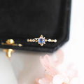 Damen zierlicher Ring mit strahlendem blauen Stein und filigraner Fassung Shop Nory