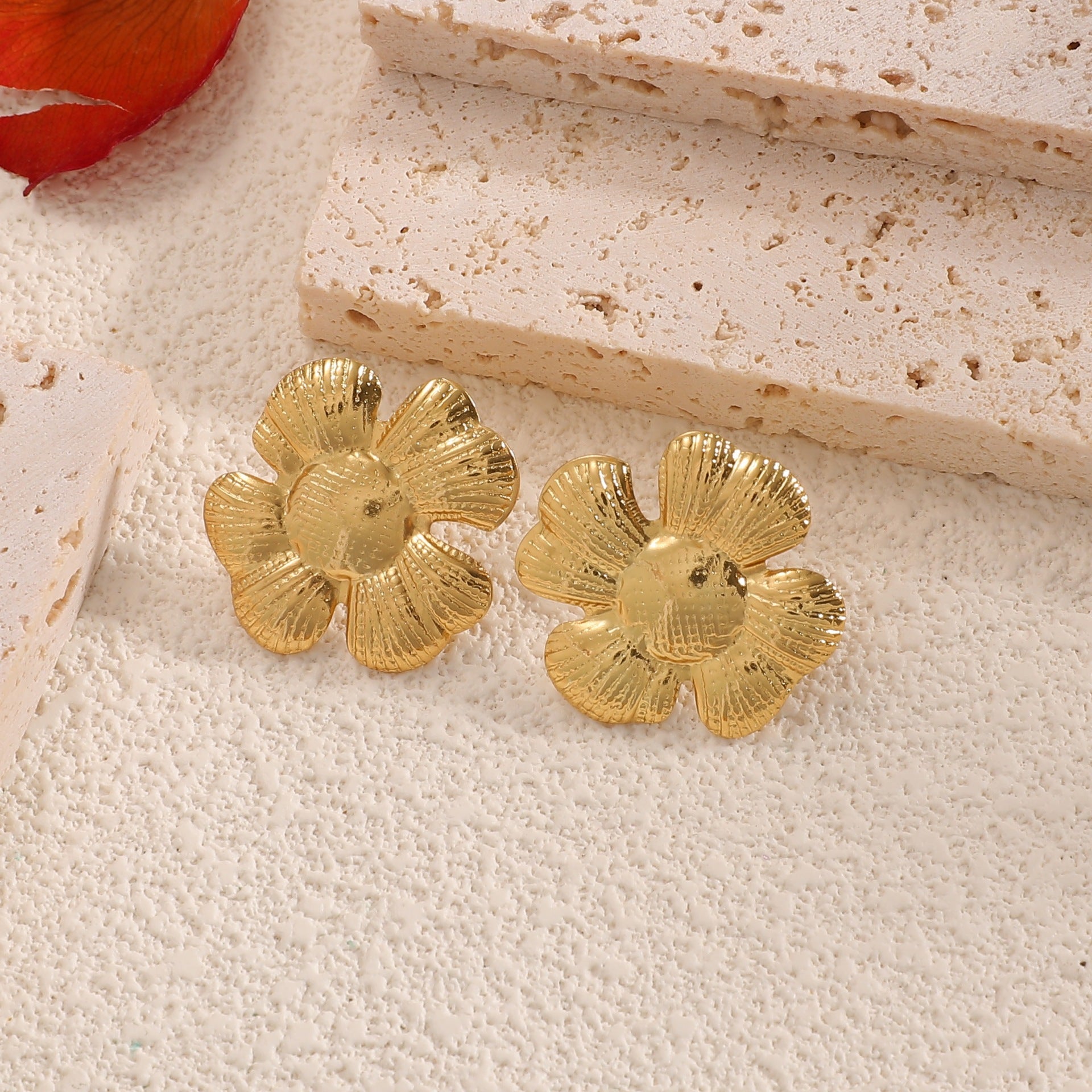 Damen Schmuckbroschen im floralen Golddesign Shop Nory