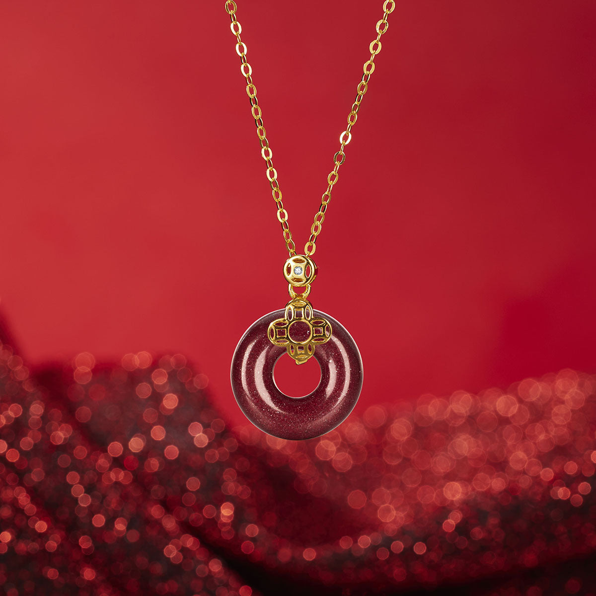 Damen Halskette mit kunstvollem Goldanhänger und elegantem Donut-Design Shop Nory