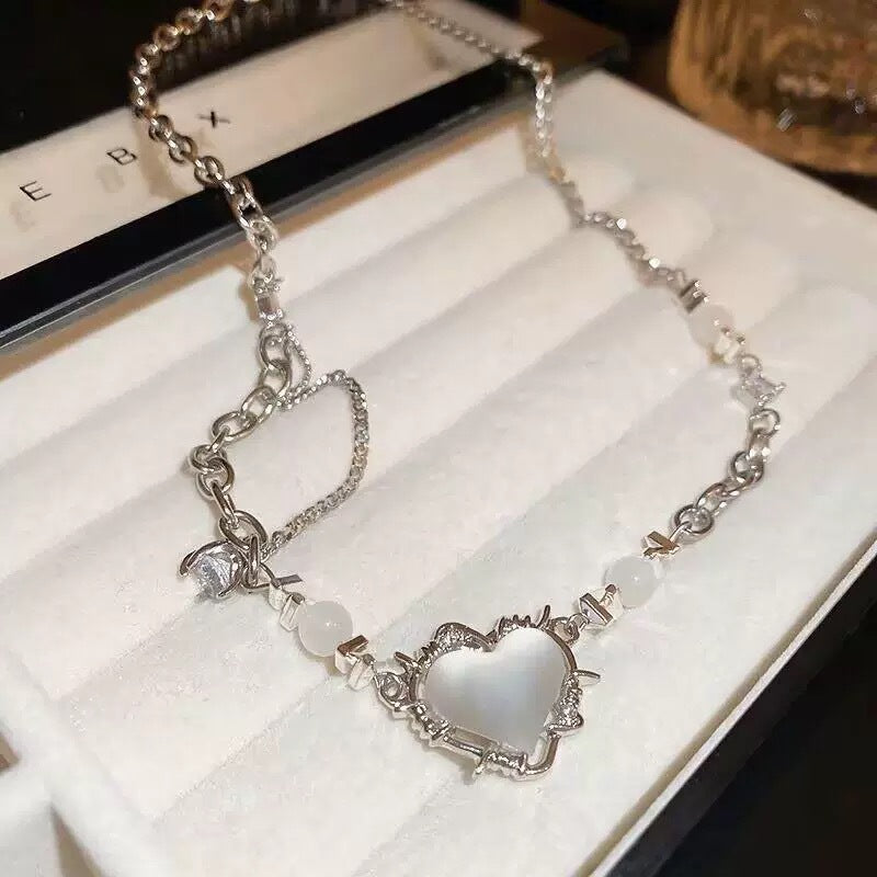 Damen Halskette mit herzförmigem Anhänger und eleganten Steinperlen Shop Nory