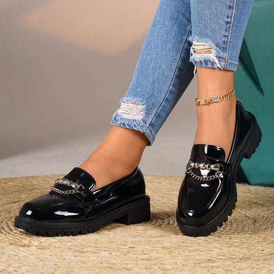 Damen Lack-Loafer mit profilierter Gummisohle und Kettendetail Shop Nory