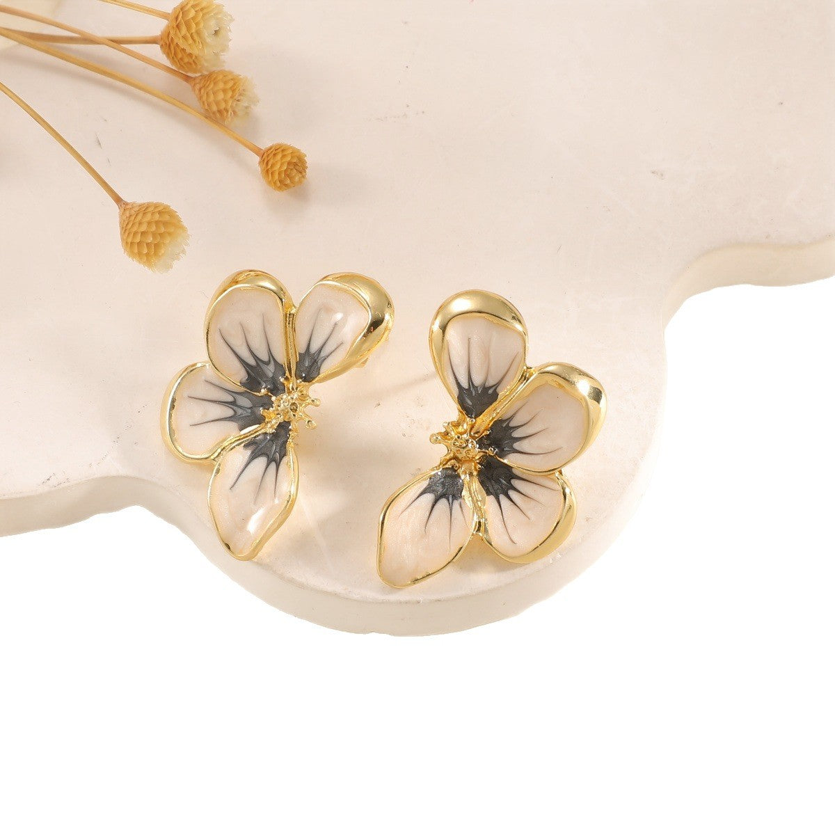 Damen Ohrclips im eleganten floralen Design mit glänzender Beschichtung Shop Nory