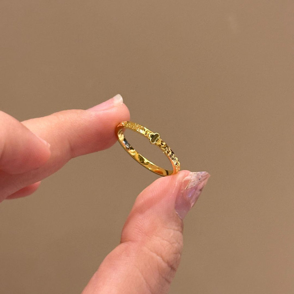 Damen zarter Ring mit Herzdesign und funkelnden Akzenten Shop Nory