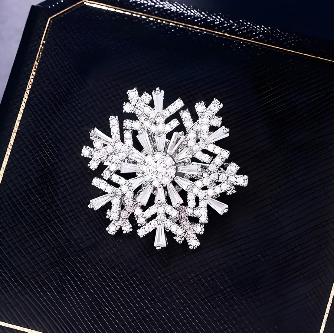 Elegante Kristallbrosche Im Schneeflocken-Design mit Tropfenförmigen Ziersteinen