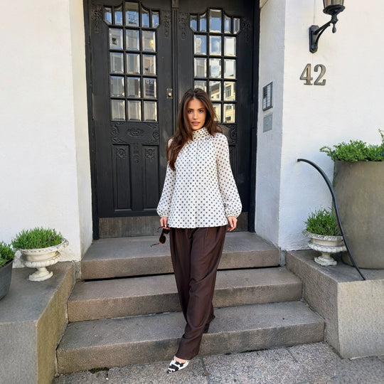 Damen Leichte Chiffonbluse mit Stehkragen, Volumenärmeln und Polka-Dot-Print Shop Nory