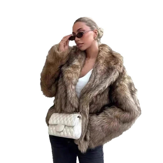 Damen Kurz geschnittene voluminöse Kunstpelzjacke mit Oversize‑Schalkragen Shop Nory