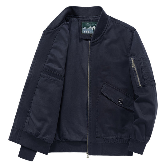 Herren leichter Canvas‑Bomber im Pilotencut mit Zip‑Ärmeltasche und schräg aufgesetzten Pattentaschen Shop Nory