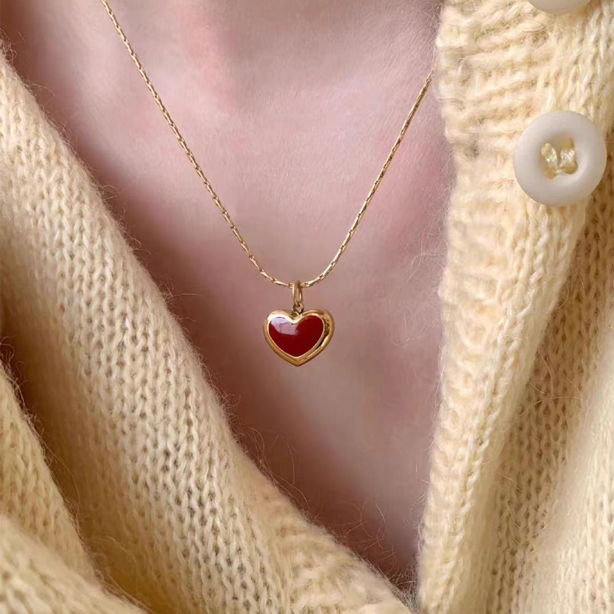 Damen Halskette mit rotem Herzanhänger und goldfarbener Kette Shop Nory