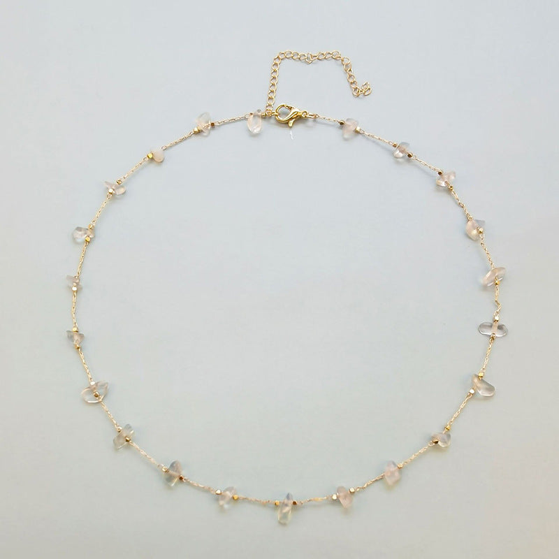 Damen Halskette mit funkelnden Halbedelsteinen in zarter Anordnung Shop Nory