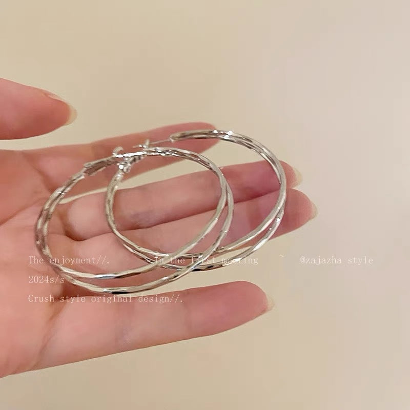 Damen Hoops mit elegantem, gewundenem Design Shop Nory