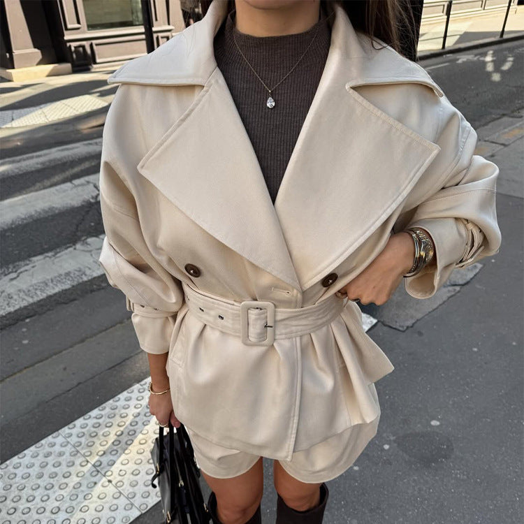 Damen Kurz-Trenchcoat mit tailliertem Gürtel, weitem Revers und kastiger Silhouette Shop Nory
