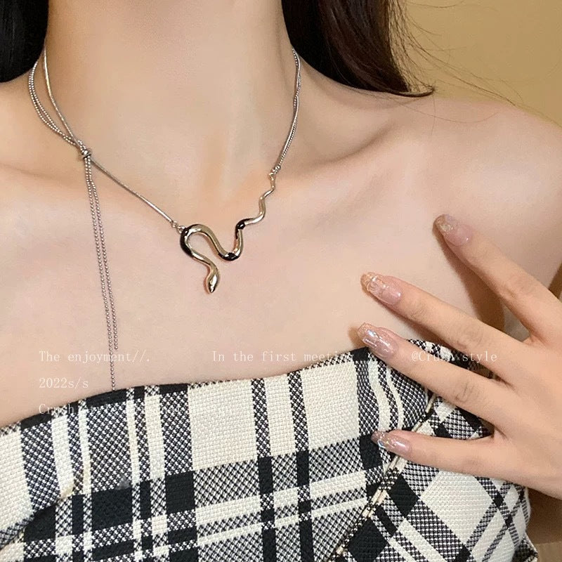 Damen Halskette mit eleganten Schlangenanhänger aus hochwertigem Edelstahl Shop Nory