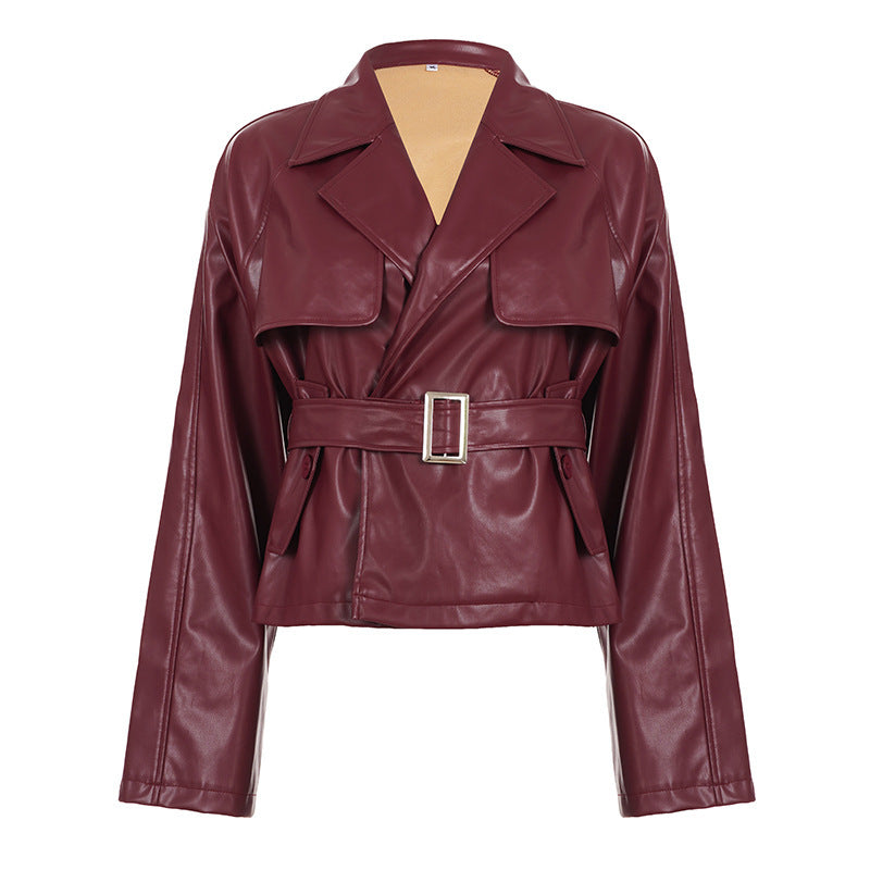 Damen nan kurzes Kunstleder-Trenchcoat mit Taillengürtel, breitem Revers und Cape-Detail Shop Nory