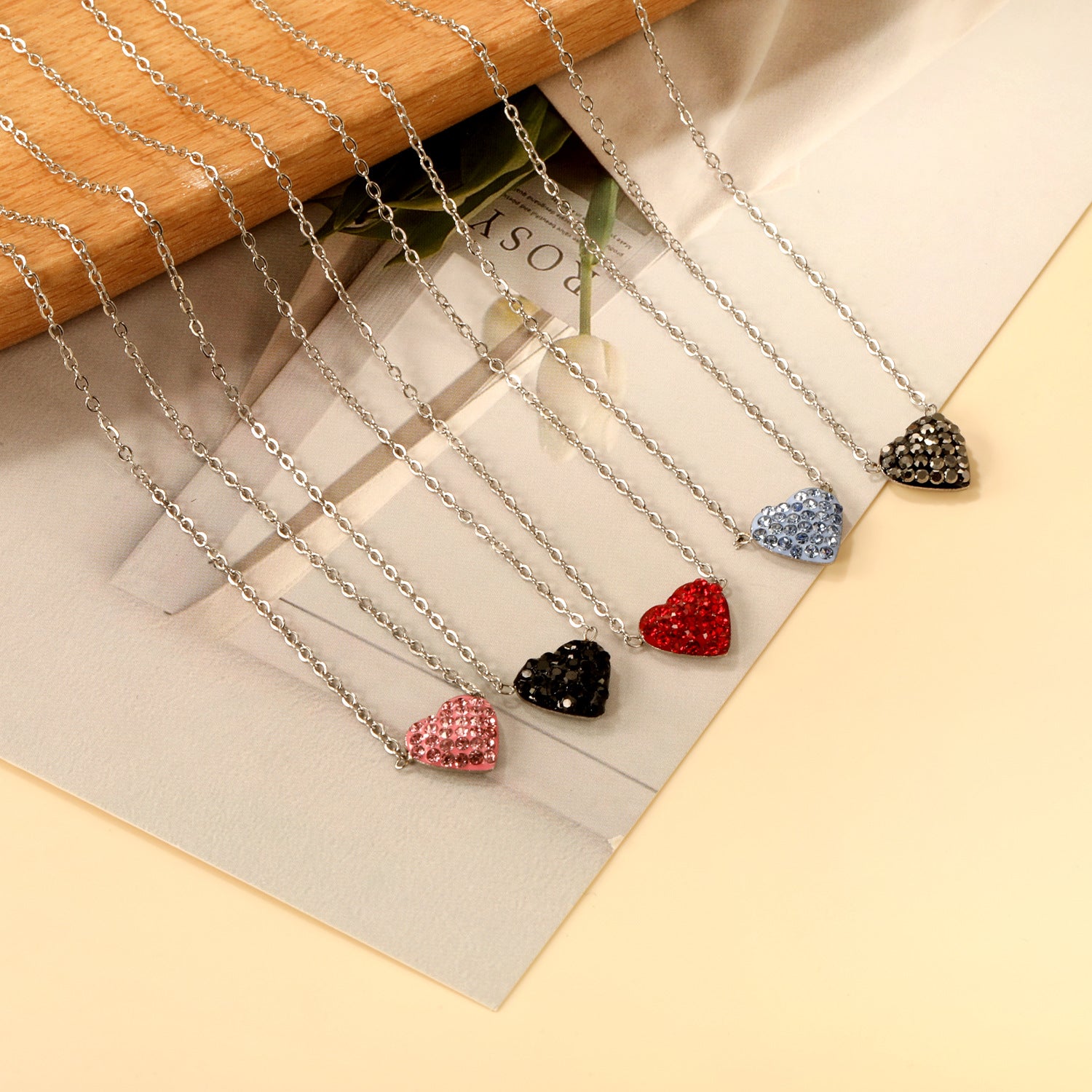 Damen Halskette mit herzförmigem Anhänger aus hochwertigem Edelstahl mit funkelnder Oberfläche Shop Nory