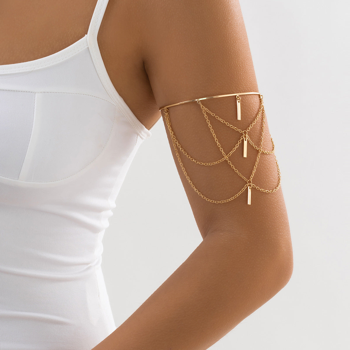 Damen mehrlagige Choker-Halskette mit modernen Metallanhängern Shop Nory