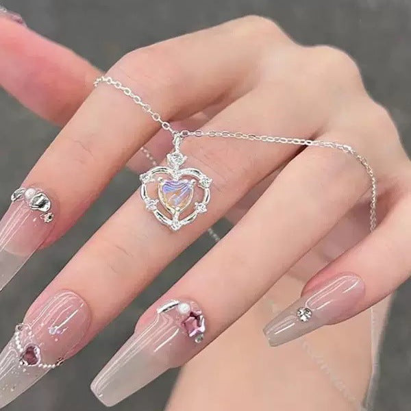 Damen Halskette mit herzförmig funkelndem Anhänger aus hochwertigem Metall Shop Nory