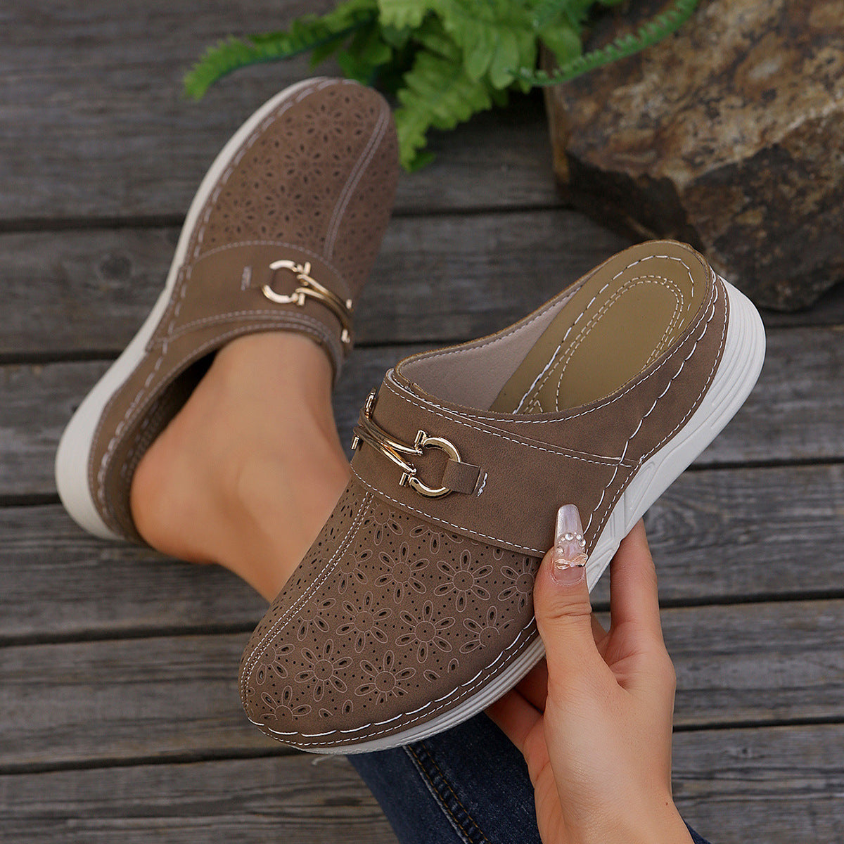 Damen Clogs mit floralem Lochdesign und komfortabler Fußbettgestaltung