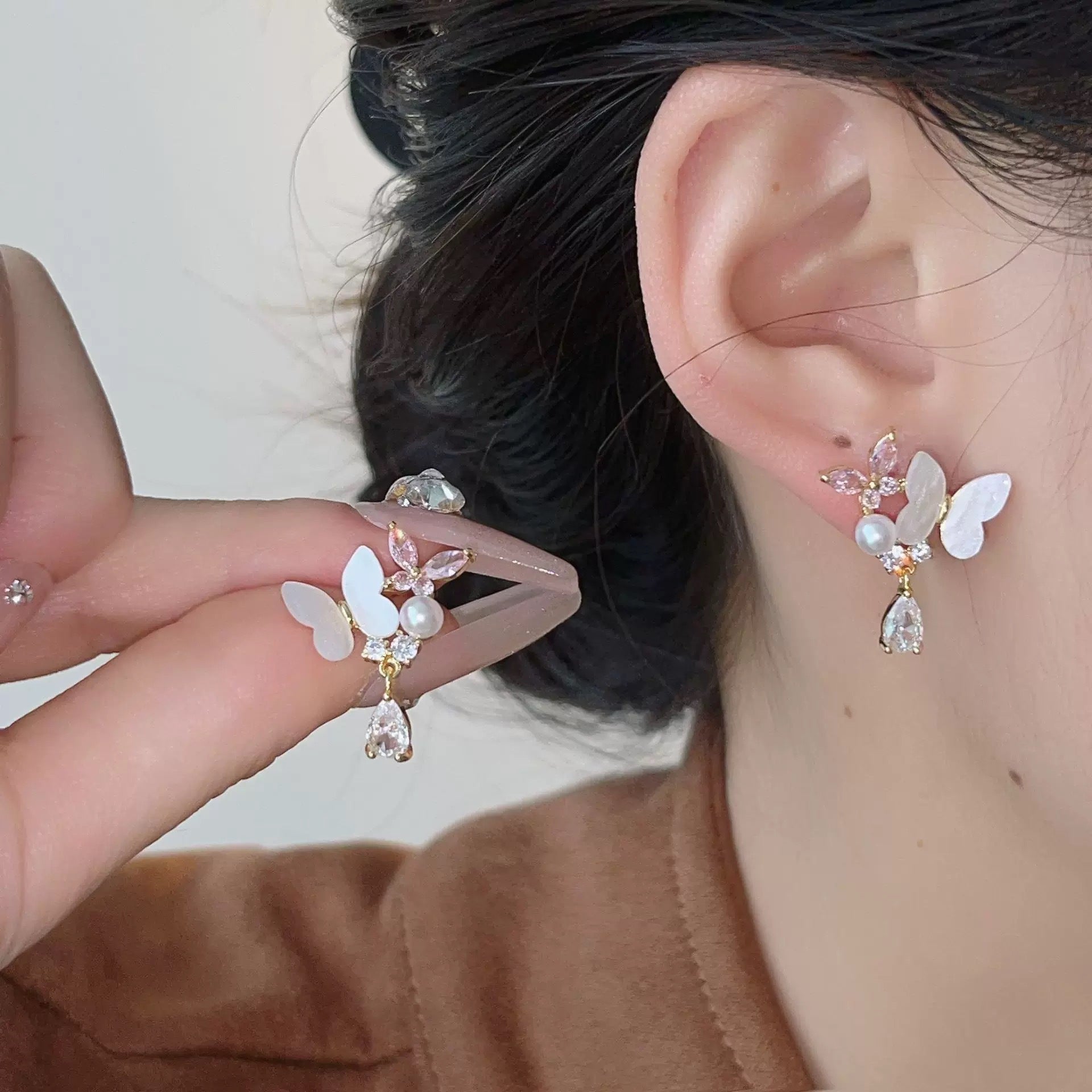Damen Ohrstecker mit elegantem Schmetterlingsdesign und funkelnden Zirkonia Shop Nory