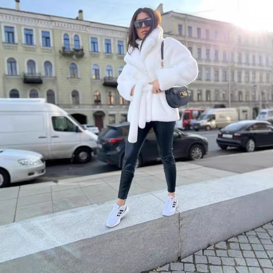 Damen Kurzmantel aus luxuriösem Kunstpelz mit Taillengürtel und hohem Schalkragen Shop Nory