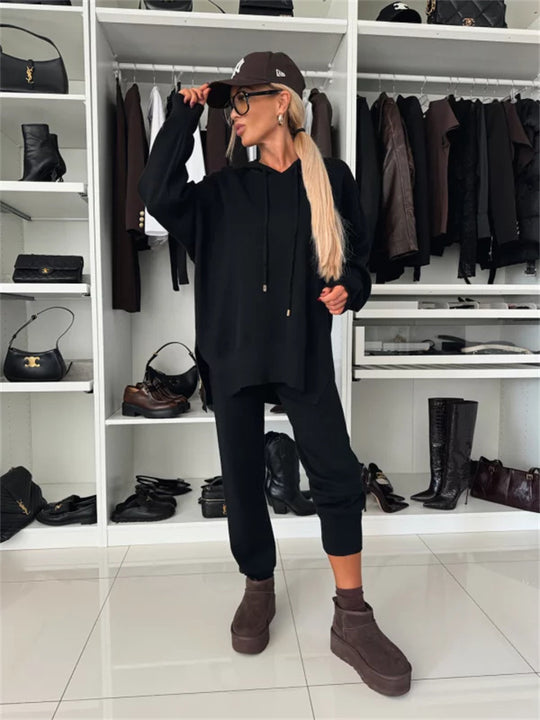 Damen Lounge-Set aus weichem Feinstrick mit übergroßem Kapuzenpullover und schmal zulaufender Bündchenhose Shop Nory
