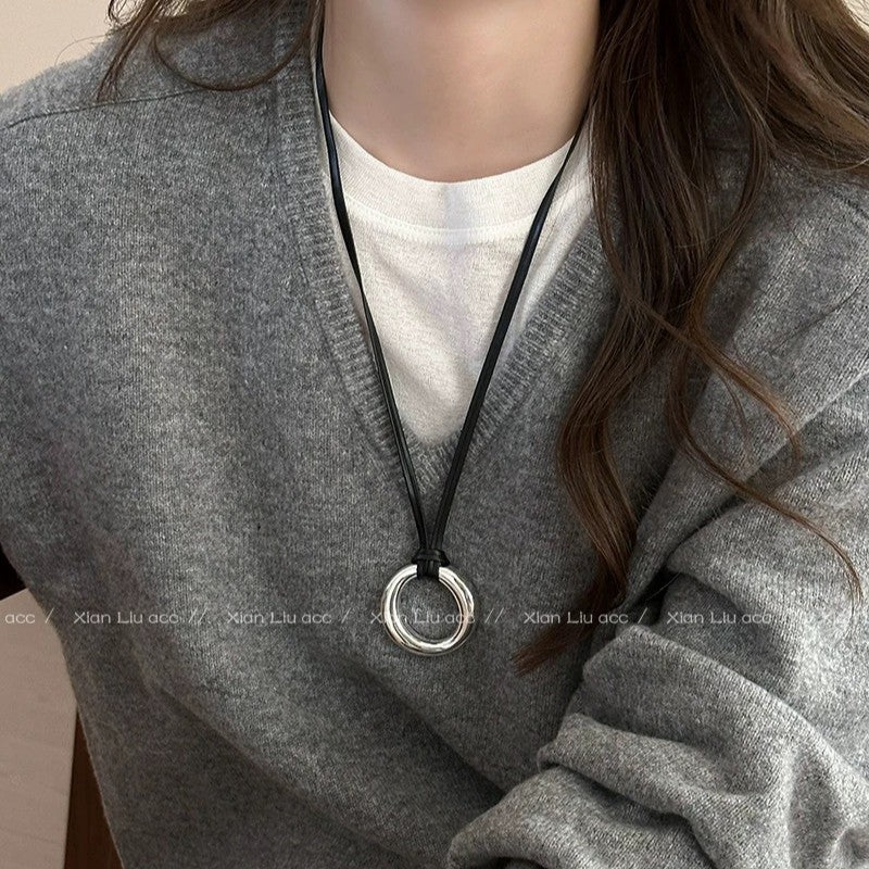 Damen Kette mit modernem, skulpturalem Anhänger aus handgefertigtem Material Shop Nory