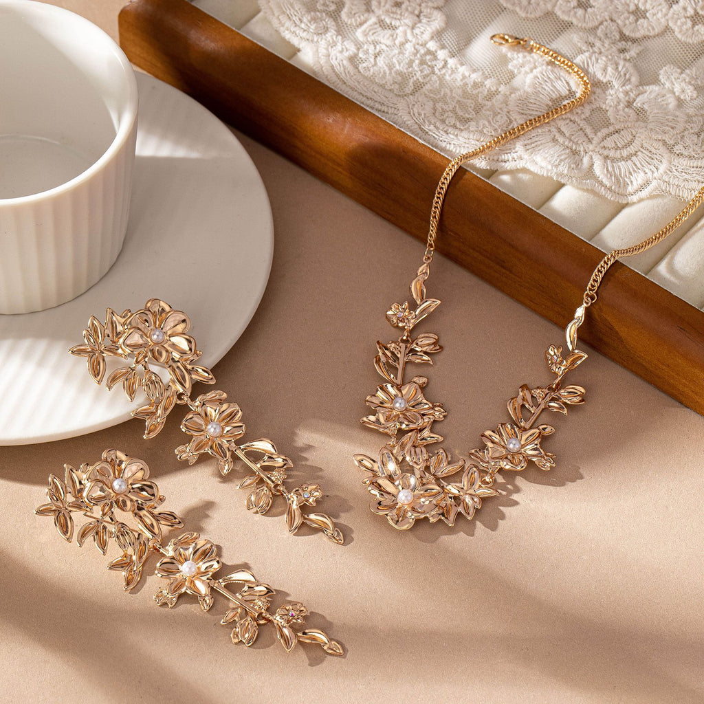 Damen Schmuckset mit kunstvoll gestalteter Blumen- und Perlenverzierung Shop Nory