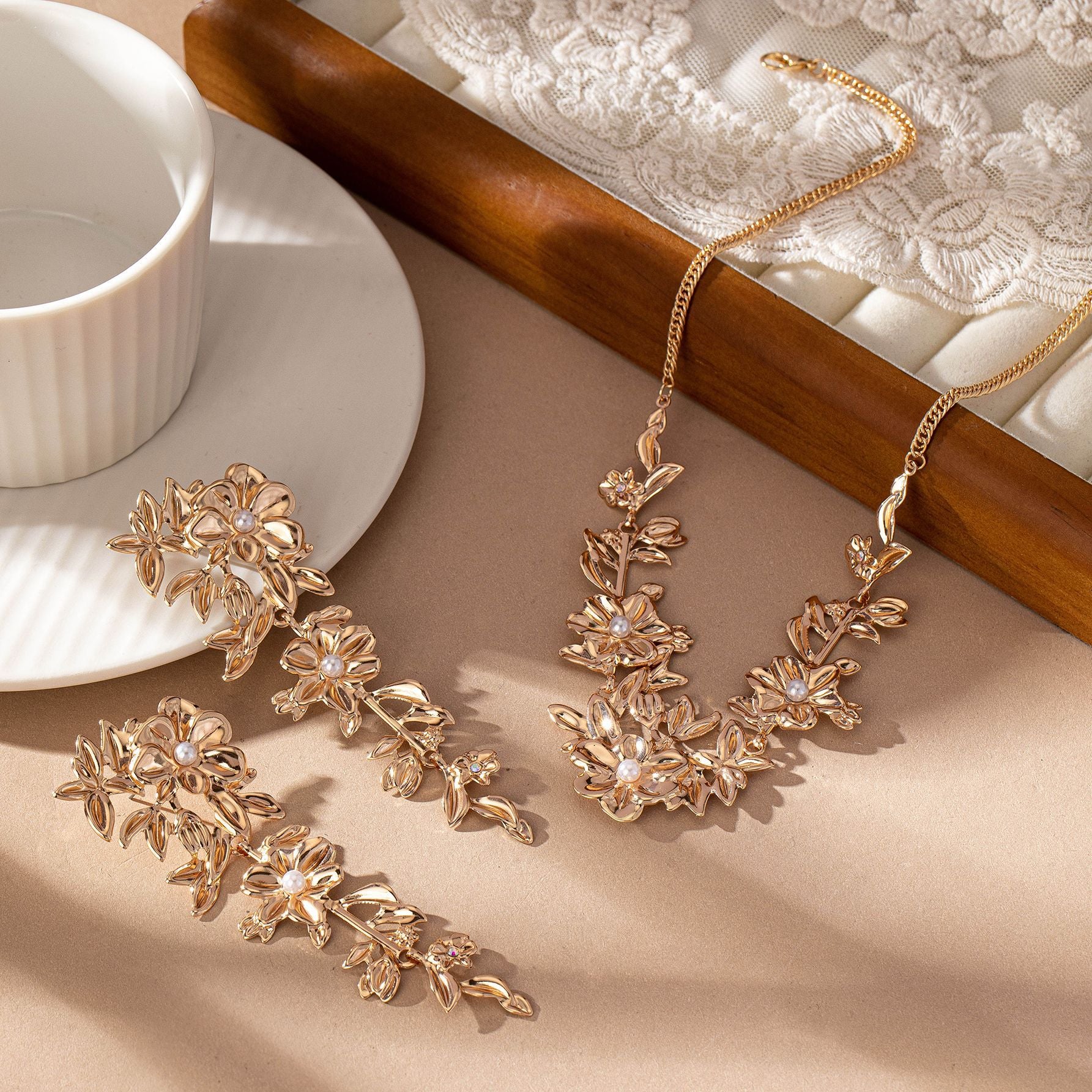 Damen Schmuckset mit kunstvoll gestalteter Blumen- und Perlenverzierung Shop Nory