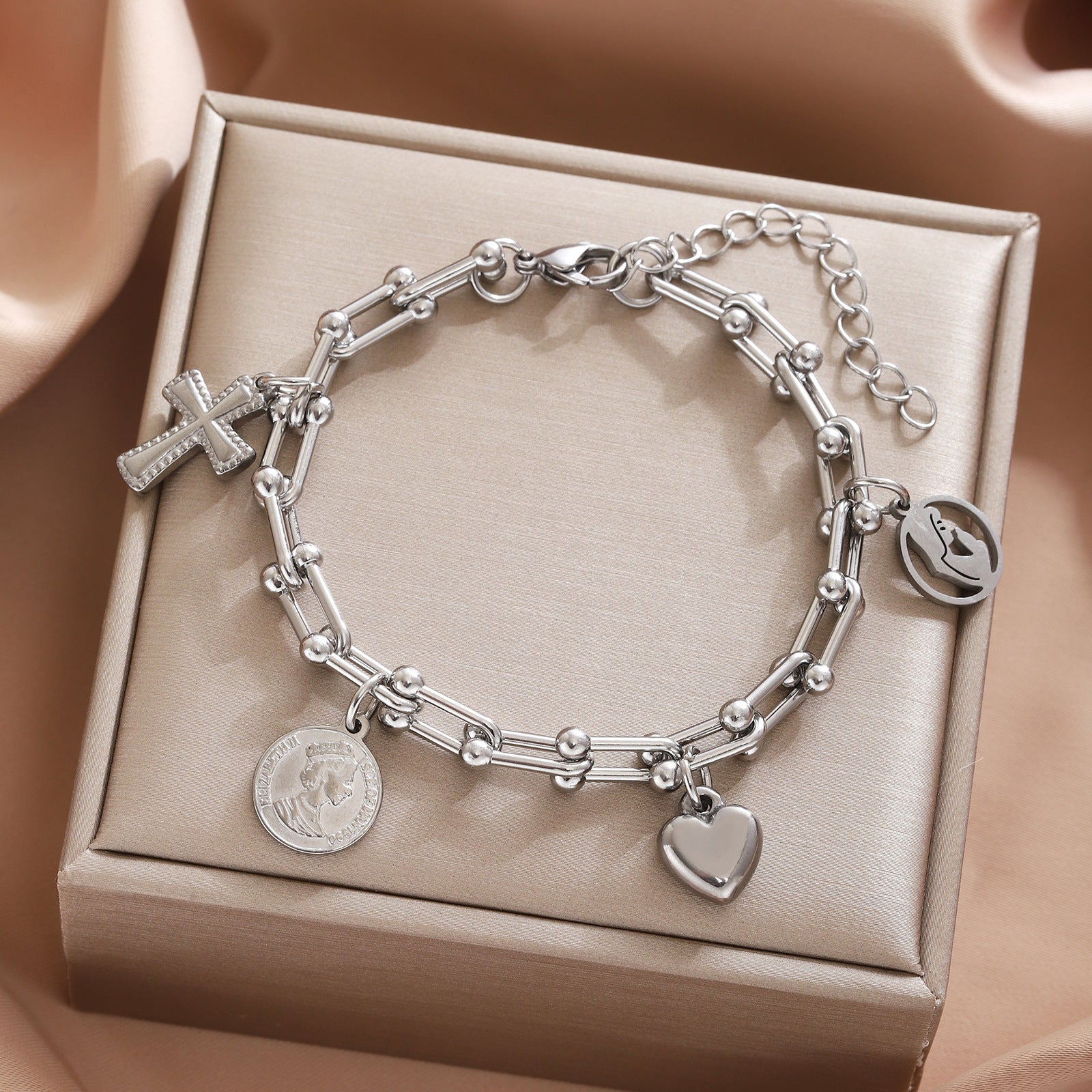 Damen Charmantes Armband mit personalisierbaren Anhängern Shop Nory