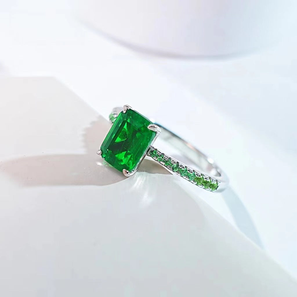 Damenring mit strahlendem, rechteckigem Edelstein und funkelnden Zirkonia-Steinen Shop Nory