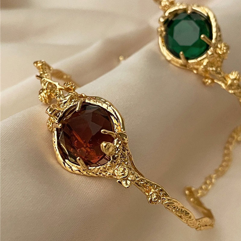 Damen Verzierte Armreif mit kunstvollem Design und facettiertem Edelstein Shop Nory