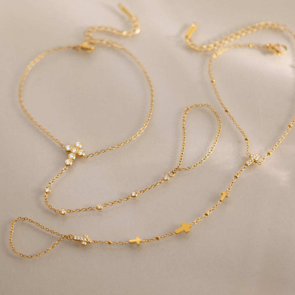 Damen Fußkettchen mit strahlendem Kreuzanhänger und hypoallergener Edelstahlverarbeitung Shop Nory